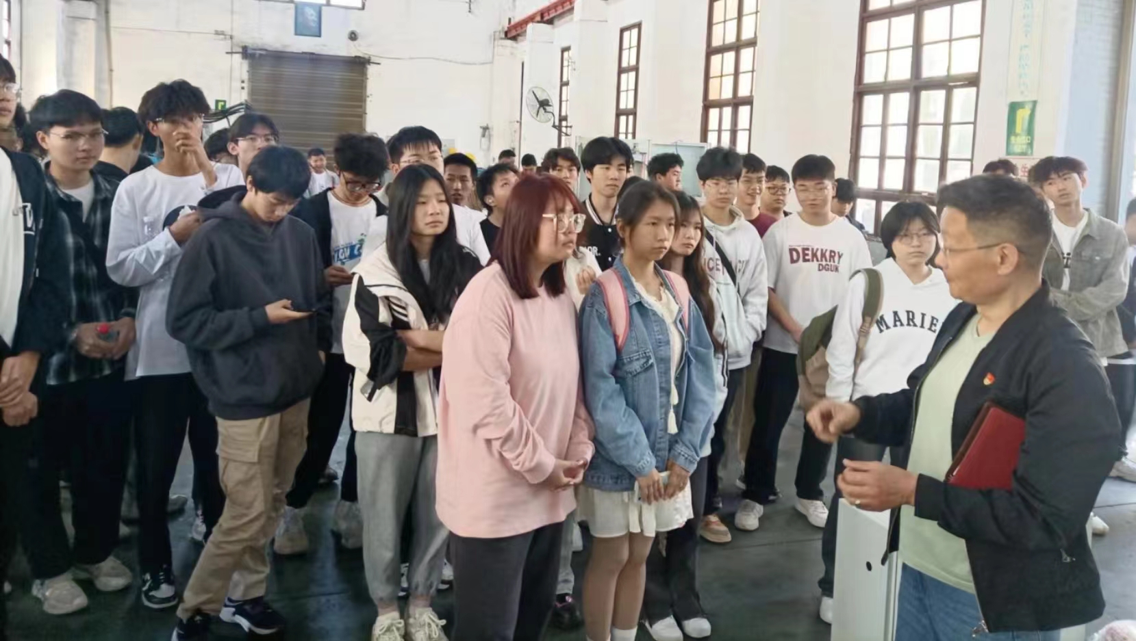 3.29湖南工程學(xué)院自動化專業(yè)學(xué)生來我司認(rèn)識實(shí)習(xí)2.jpg
